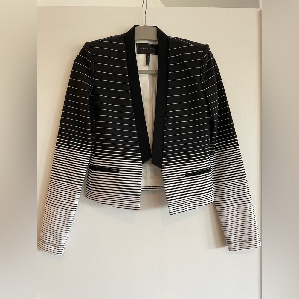 BCBG Max Azria black and white fitted cropped blazer, size XS